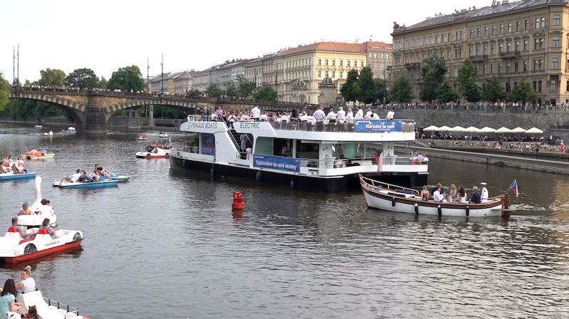 Umělci Národního divadla a Státní opery vypluli na Vltavu a zahráli veřejnosti